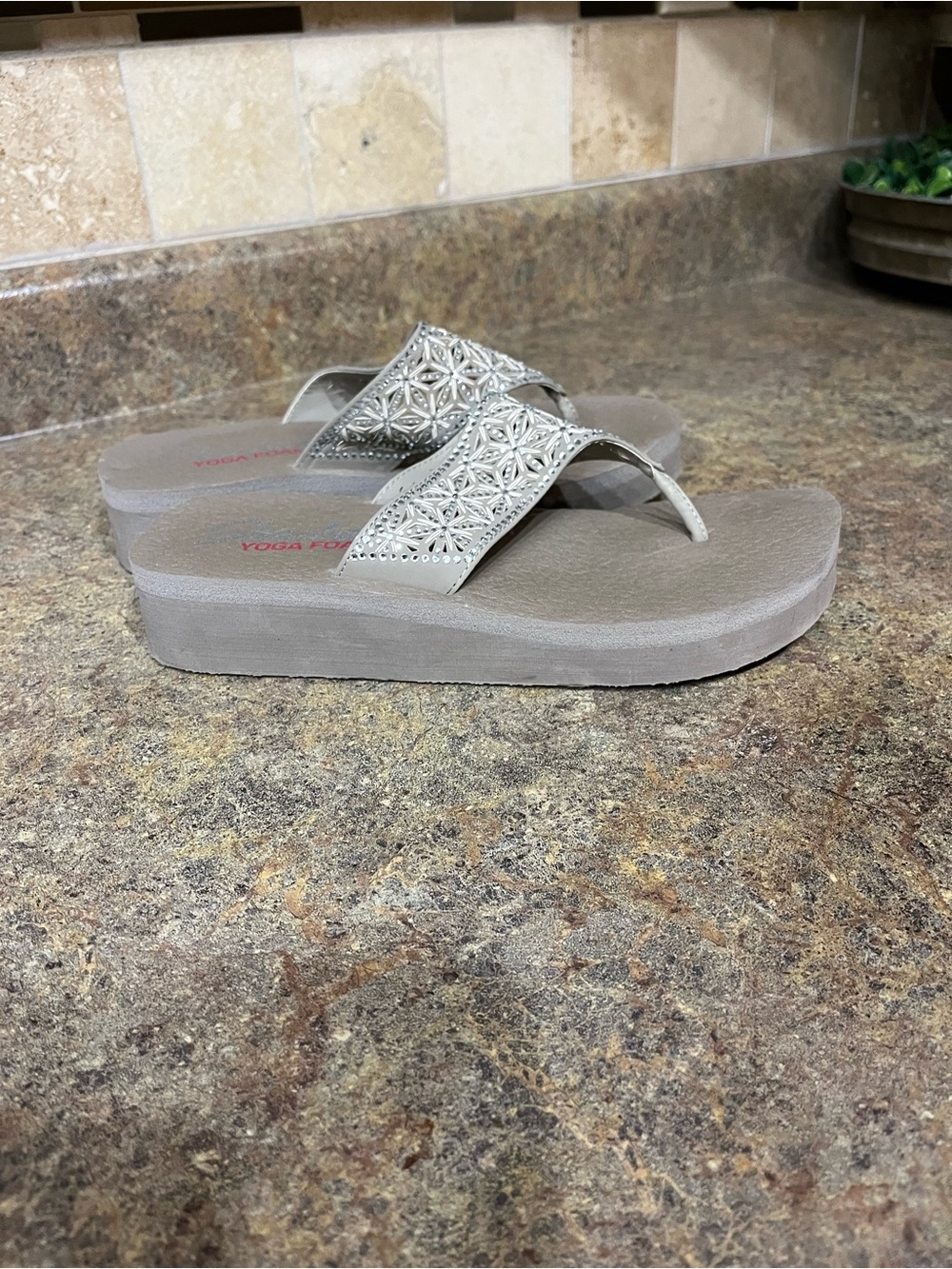 Skechers Vinyasa Yoga Foam Rhinestone Wedge Flip Flops Women’s 8 Taupe
